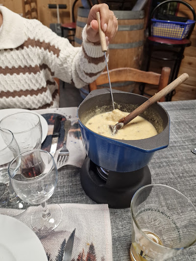 Fondue onctueuse dans un caquelon bleu