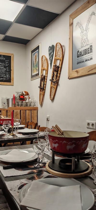 Table dressée avec caquelon à fondue et décoration montagnarde