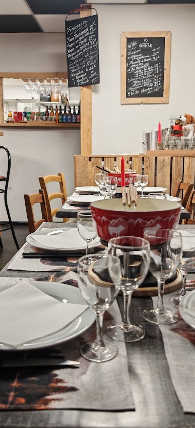 Salle du restaurant avec ardoise du menu et tables dressées