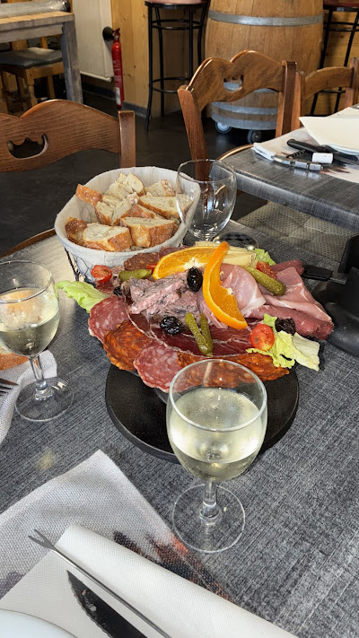 Plateau de charcuteries artisanales du Champsaur avec verres de vin blanc