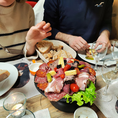 Repas convivial en famille autour d'un plateau de charcuteries