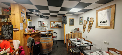 Vue panoramique de la salle avec tonneaux, ardoise et ambiance chalet